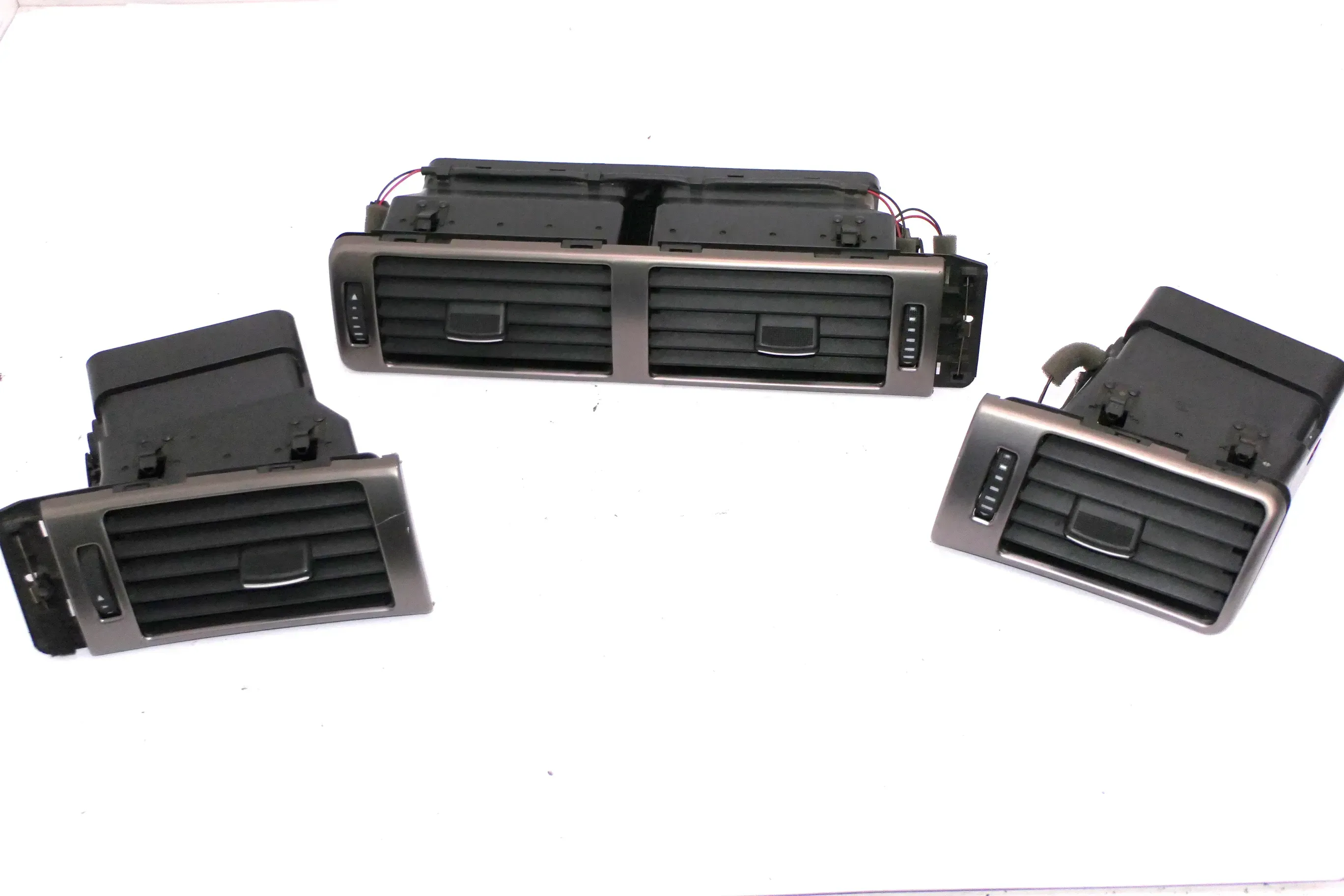 Audi A6 4B Lüftungsdüse Düse Lüftung vorne in der Mitte Armaturenbrett 4B0820951 - Bild 1