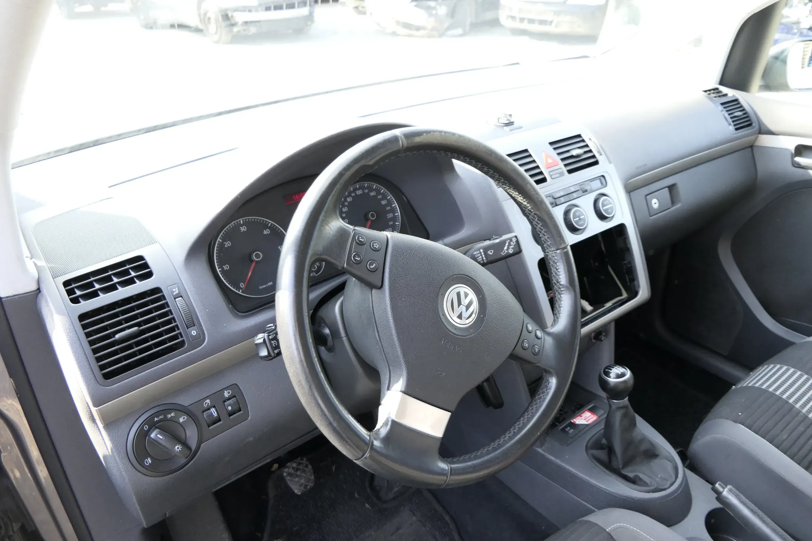 VW Touran Armaturenbrett schwarz OHNE Anbauteile - keine Airbags - - Bild 1