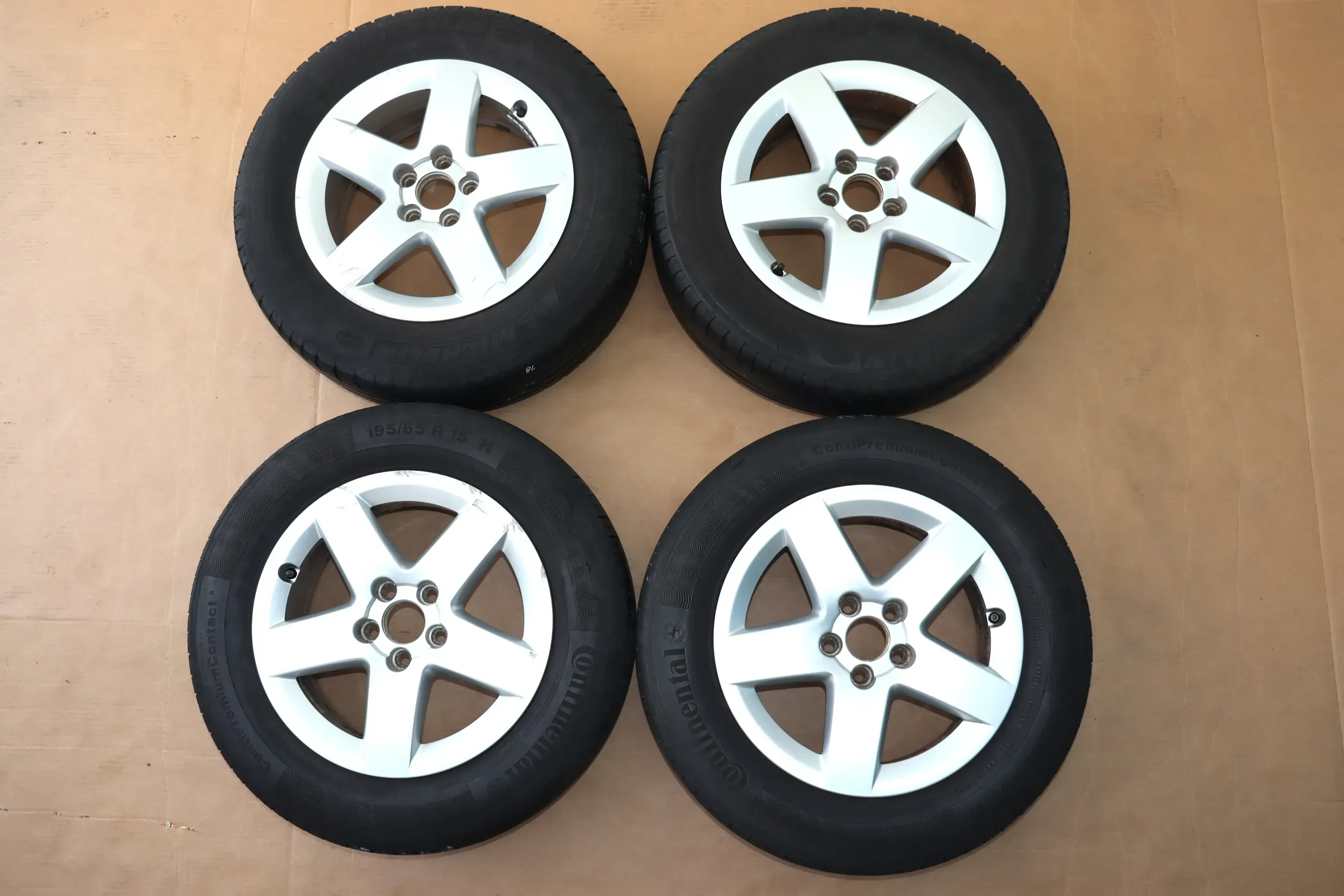 Audi A3 8L Alufelgen Reifen Felgen 195/65 R15 Sommerreifen 8L0601025P 3-4mm - Bild 1