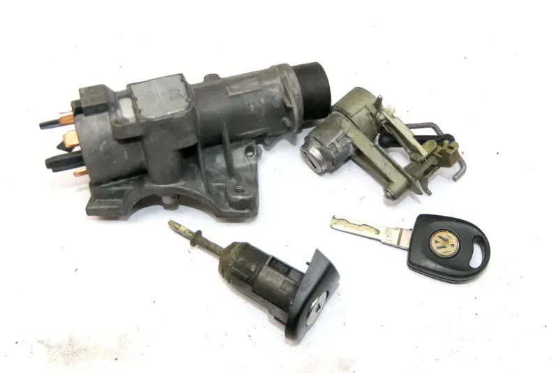 VW Golf 4 Limo Schloßsystem 1 Türschloß 1 Schlüssel Zündschloß Heckschloß OHNE - Bild 1
