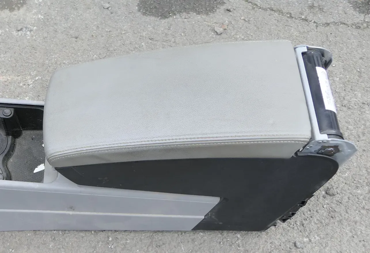 VW Passat 3C Mittelarmlehne Armlehne Fach Deckel Leder grau - Bild 1