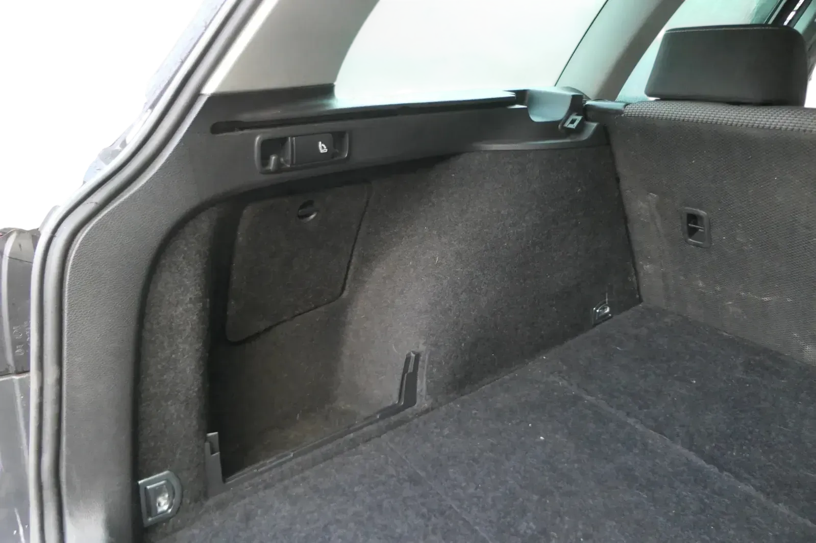VW Passat 3C B7 Kombi Abdeckung Verkleidung Kofferraum hinten links schwarz - Bild 1