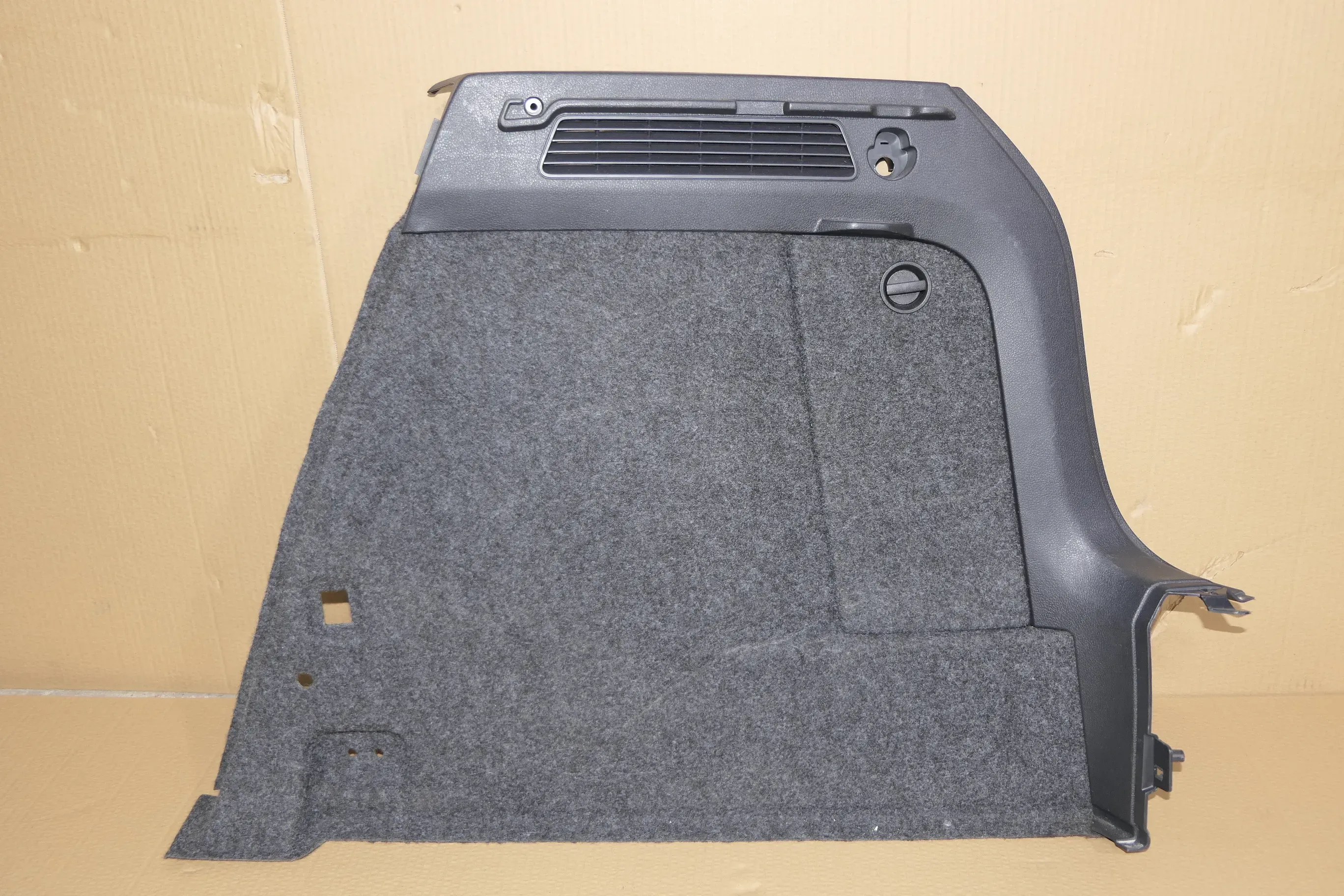 VW Tiguan 5N Abdeckung Verkleidung Kofferraum schwarz hinten rechts 5n0867428R - Bild 1