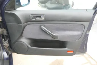 1x Golf 4 Bora Türverkleidung Verkleidung Tür vorne rechts 4/5-Türer Griff schwa - Bild 1