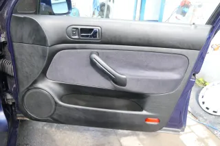 1x Golf 4 Bora Türverkleidung Verkleidung Tür vorne rechts 4/5-Türer Griff schwa - Bild 1