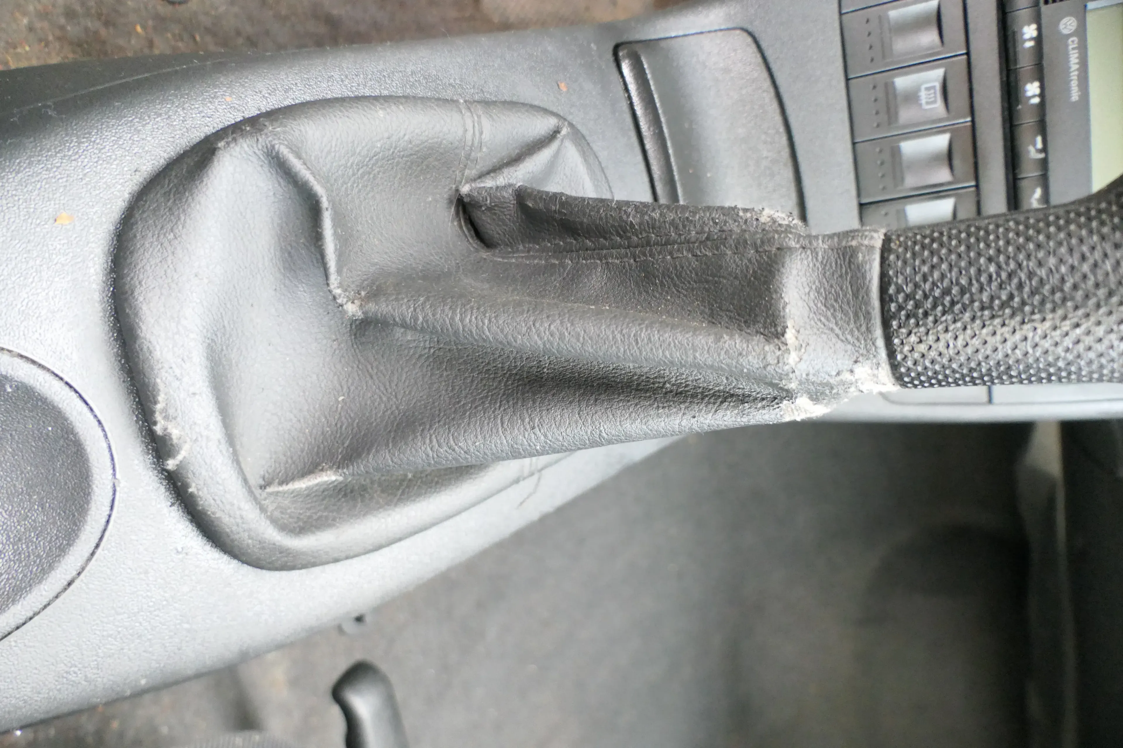 VW Lupo Polo 6N2 Schaltknauf Schaltsack Schaltung Schaltknüppel schwarz Leder - Bild 1