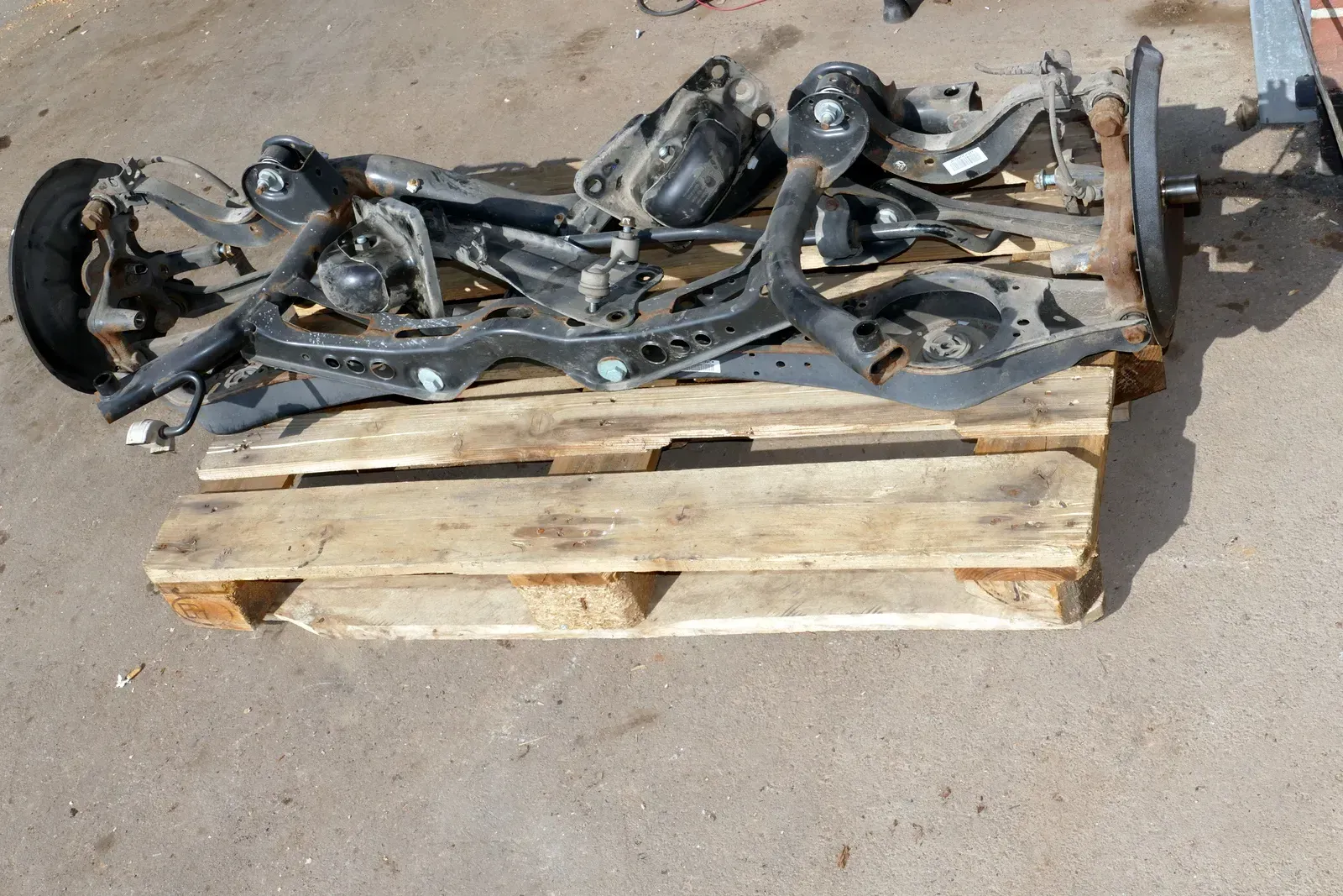 VW Golf 5 V Achse hinten Hinterachse Achsträger Querlenker Stabi Stabilisator cc - Bild 1