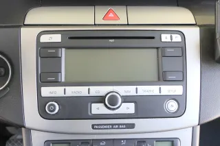 Passat 3C Mittelkonsole Verkleidung Radio Klappe Abdeckung Dekor silber/schwarz - Bild 5