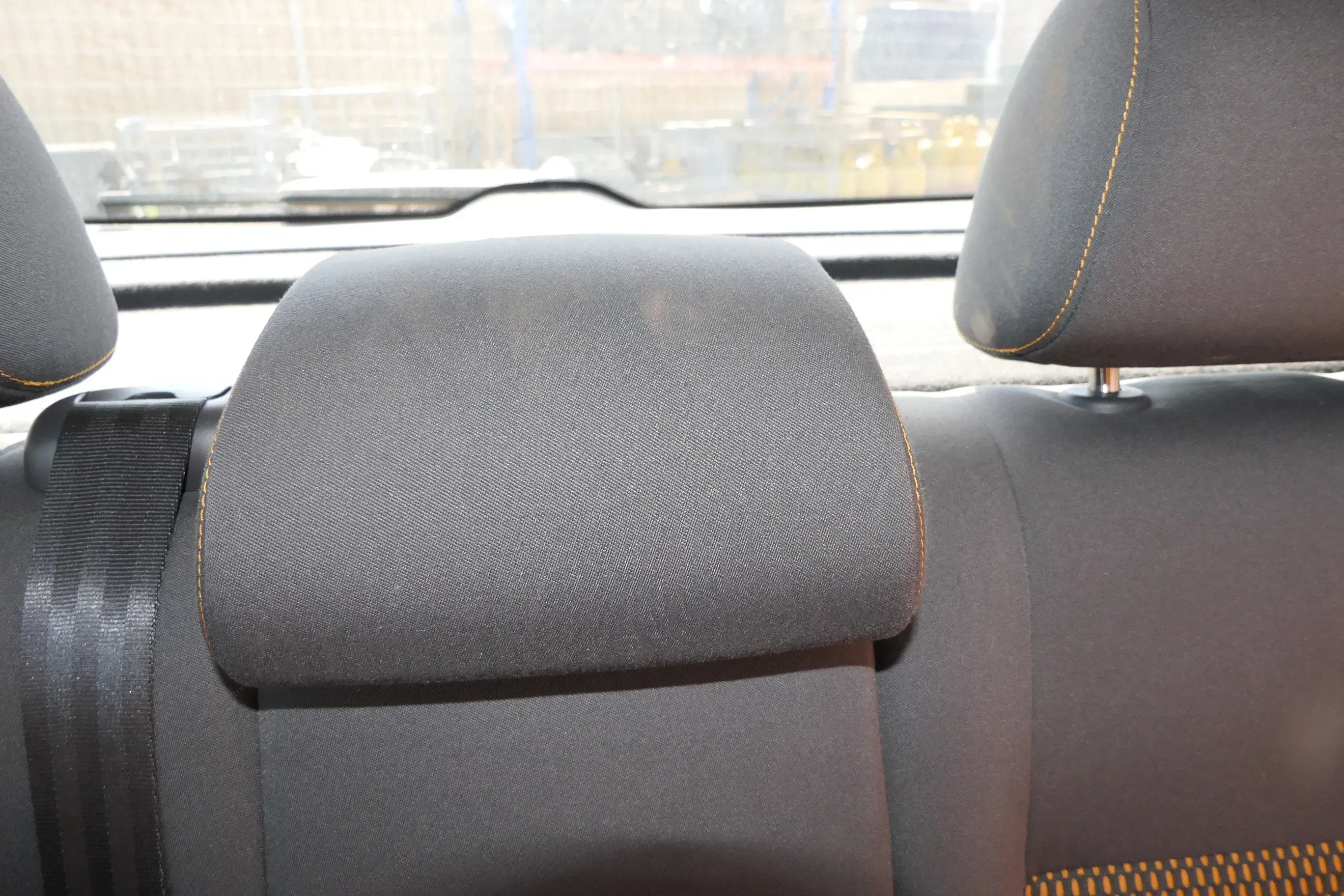 VW Polo 9N 9N3 Cross Fun Kopfstütze hinten mitte mittig anthrazit orange Näthe - Bild 1