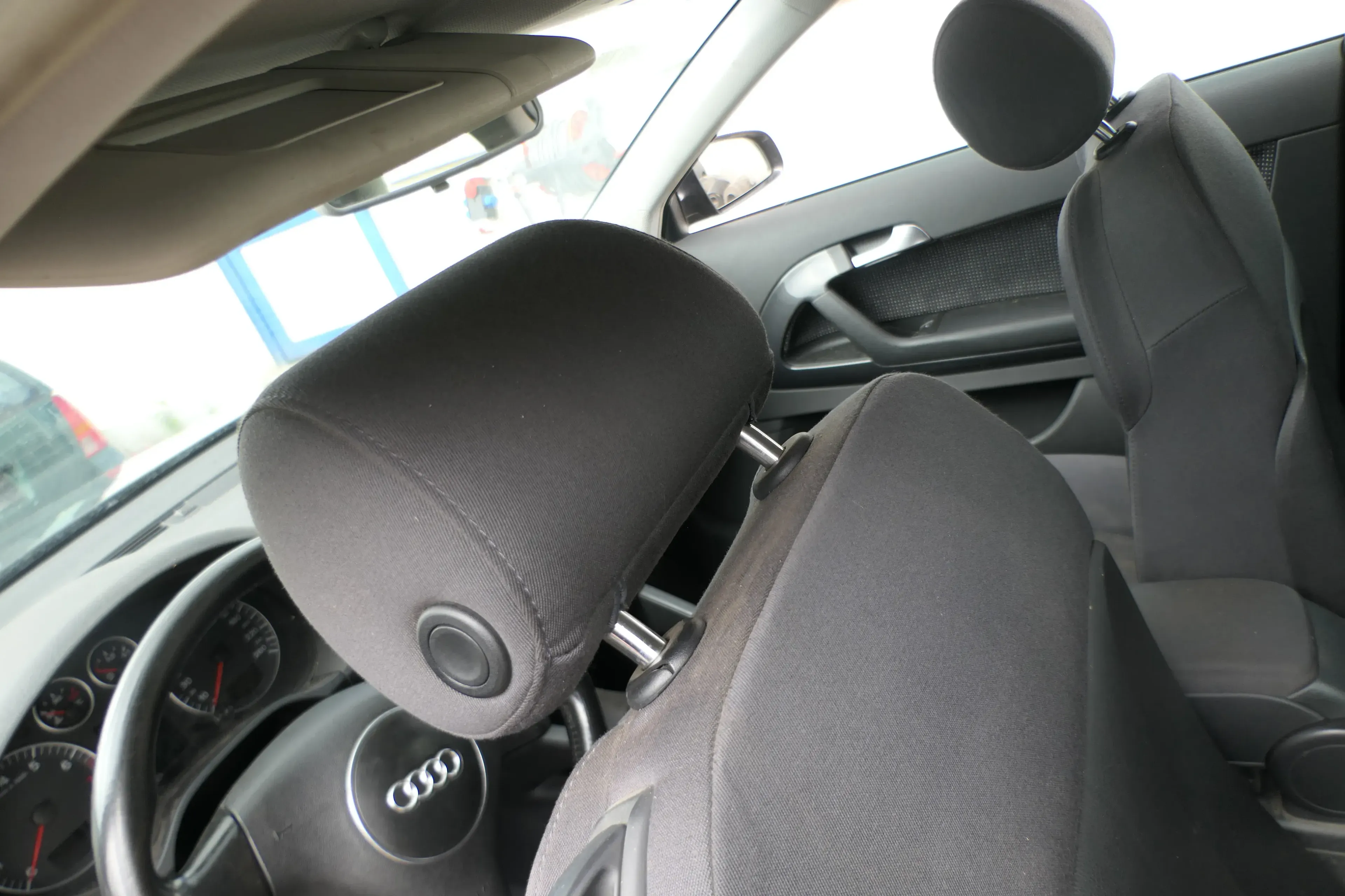 1x Audi A3 8P Kopfstütze vorne schwarz / soul PR-N7C 8H6   links - Bild 1