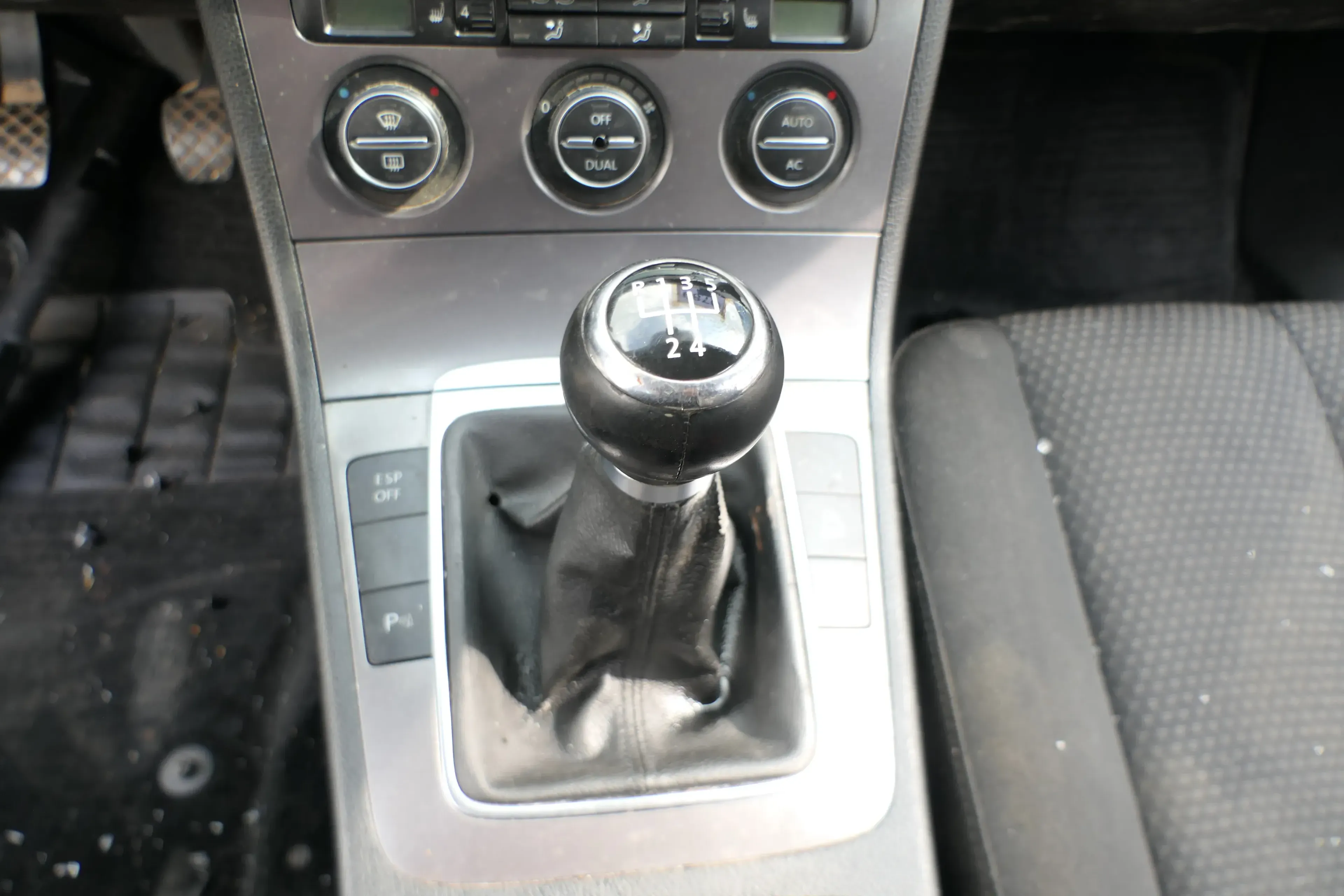 VW Passat 3C 5-Gang Schaltknauf Schaltsack Schaltung Schaltknüppel original Sch - Bild 1