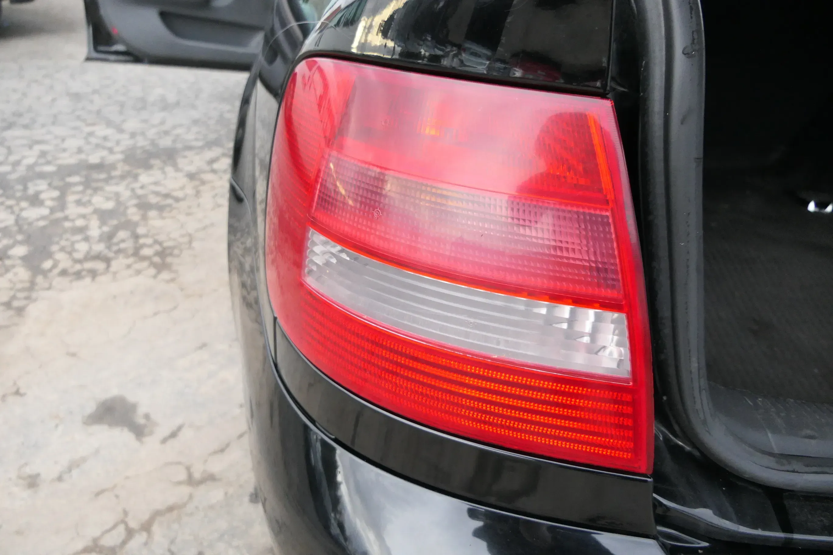 Audi A4 B5 Limousine hinten links Rückleuchte original Facelift 8D0945095F - Bild 1