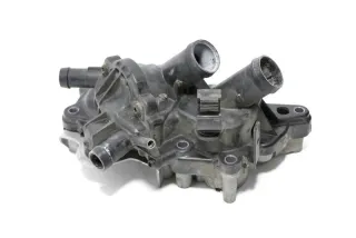 VW Passat Golf Kühlmittelregler Wasserpumpe Pumpe Gehäuse 04E121042M - Bild 1