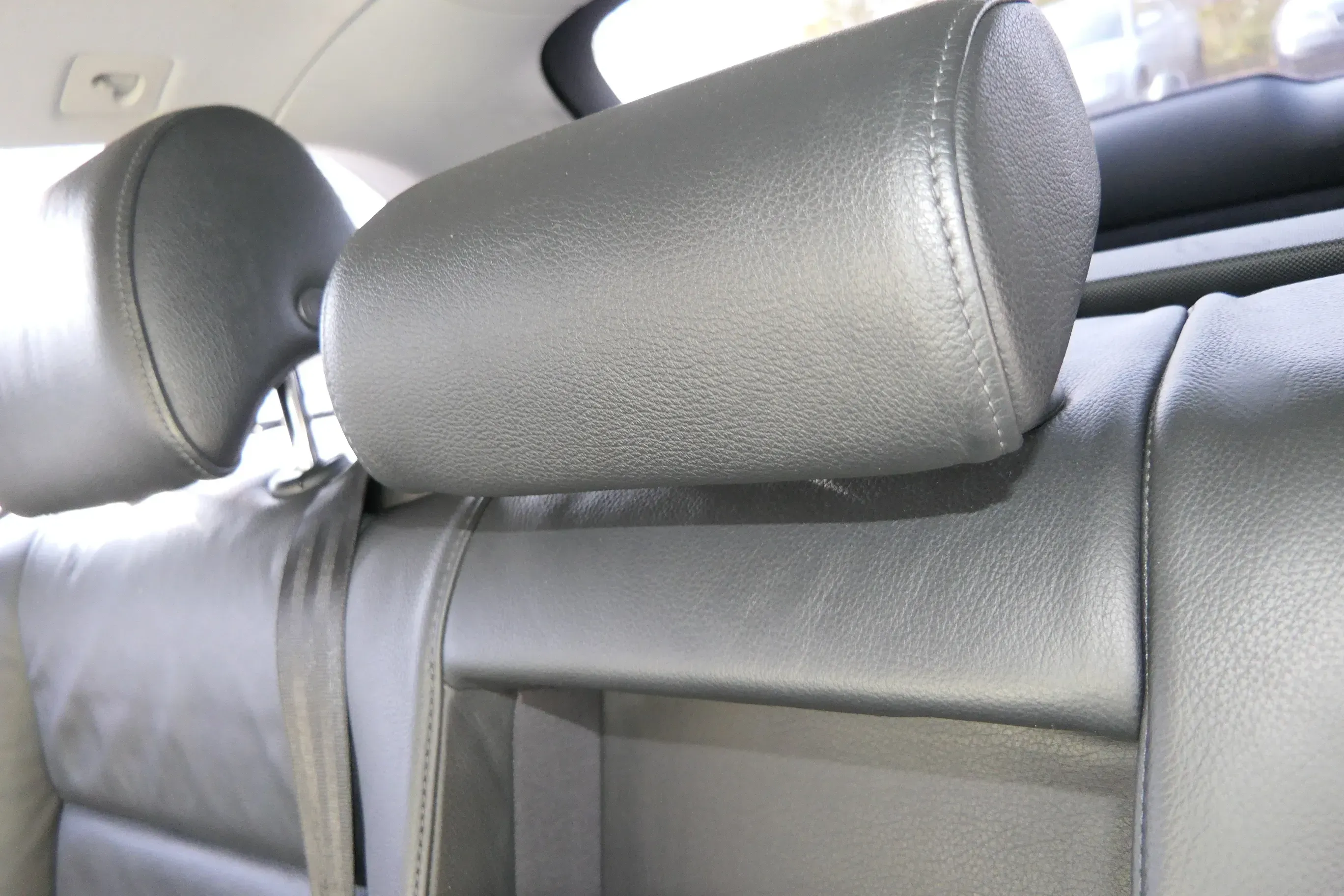 Audi A6 4F C6 Kopfstütze hinten in der Mitte Kopfstützen Leder - Bild 1
