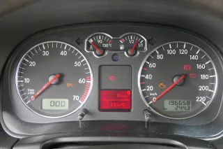 VW Golf 4 Tacho Tachometer Kombiinstrument 196.000km 1J0920826 1,4 16V 75PS 55kw - Bild 1