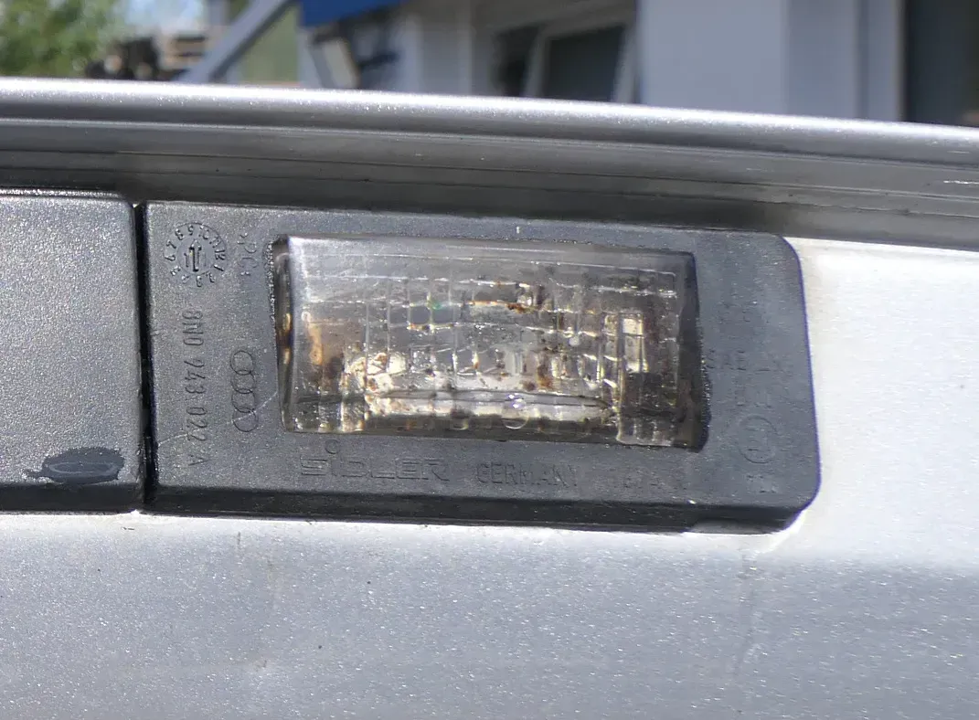 1x Audi TT 8N Leuchte Kennzeichen Kennzeichenleuchte 8N0943022A - Bild 1