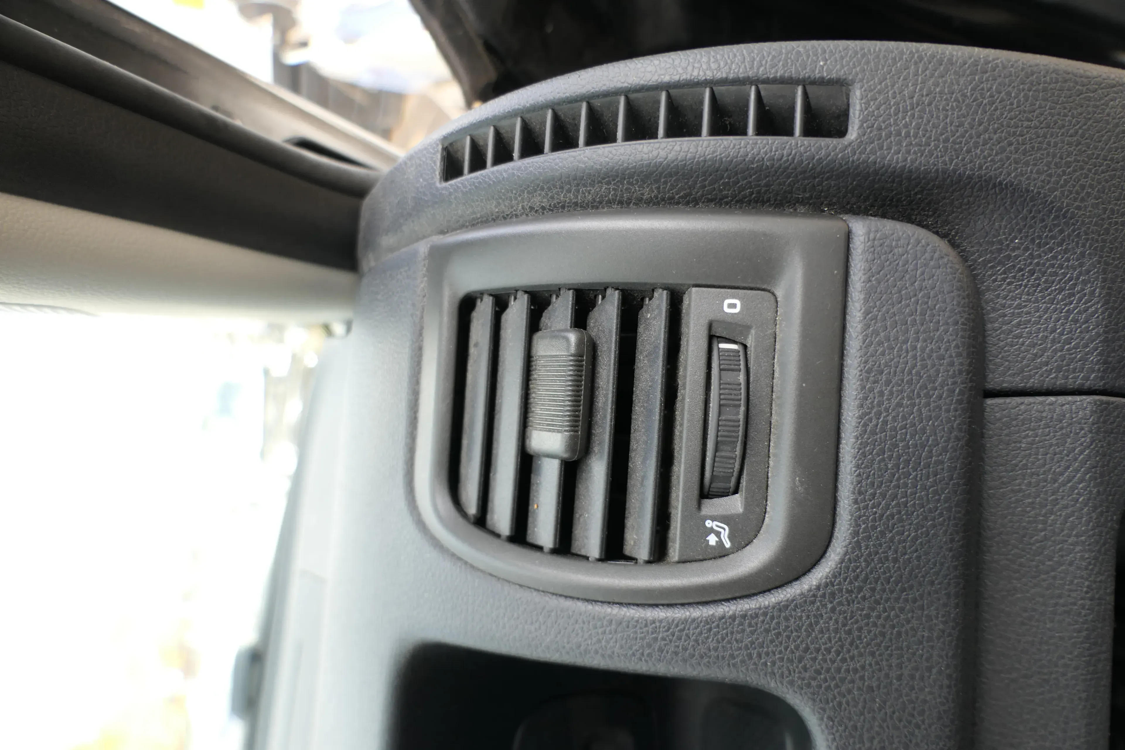 Skoda Fabia Roomster 5J Lüftungsdüse Düse Lüftung vorne rechts 5J0820046  9B9 - Bild 1