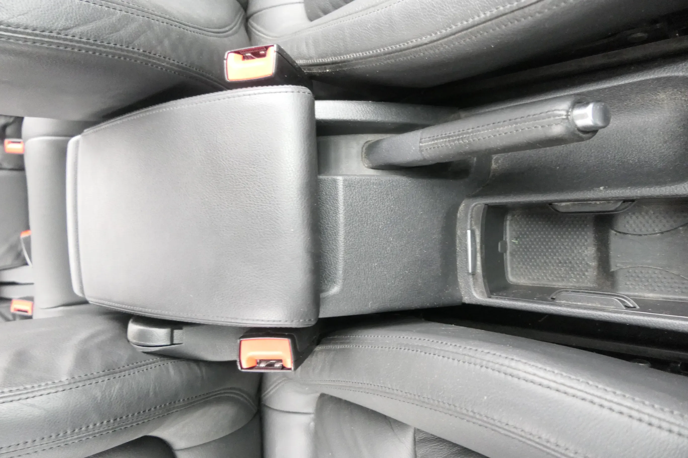 Golf Plus 6 5M Mittelarmlehne Armlehne Lehne Mitte Original verschiebbar Leder s - Bild 1