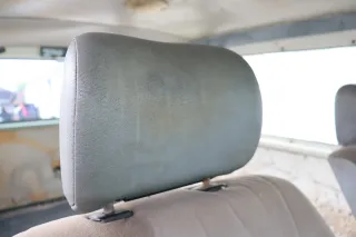 VW T4 Sitz vorne links oder rechts Kopfstütze Kopfstützen grau Kunstleder - Bild 1