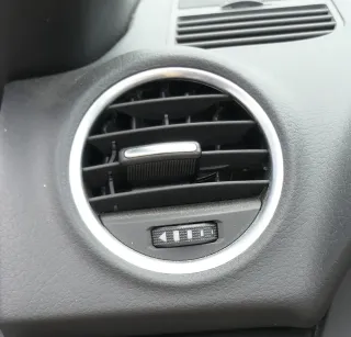 A4 8H Cabrio Lüftungsdüse Düse Lüftung links Armaturenbrett schwarz - Bild 1