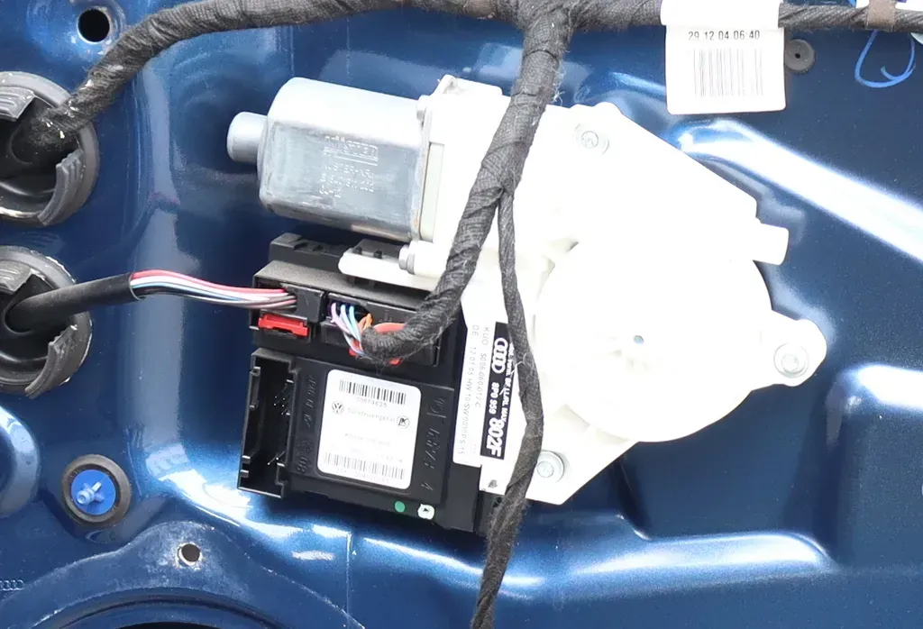 Audi A3 8P ektrischer Fensterheber Motor vorne rechts 8P0959802H 8P0959802G - Bild 1