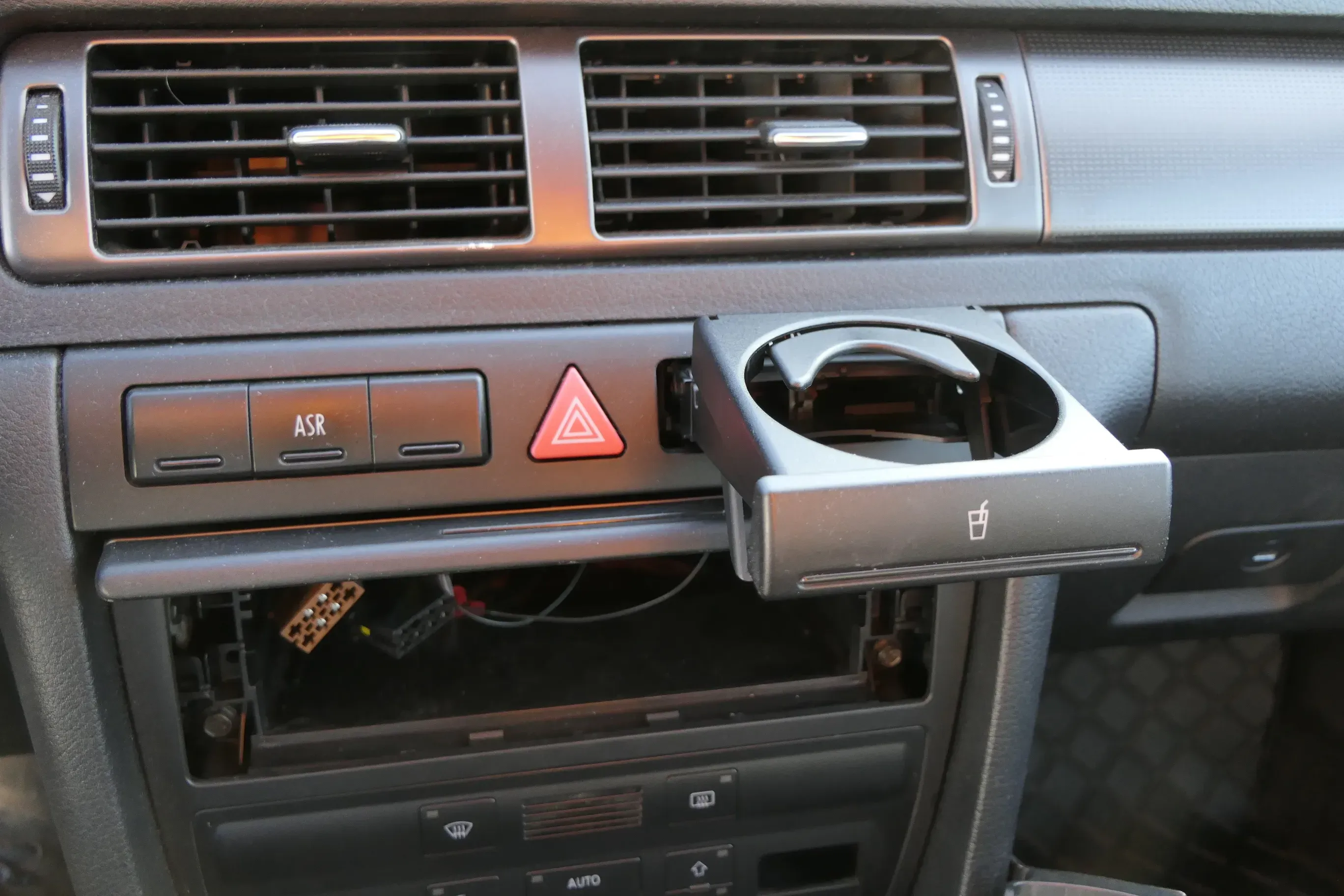 Audi A6 4B Becherhalter Dosenhalter Getränkehalter 4b0862534a vorne - Bild 1