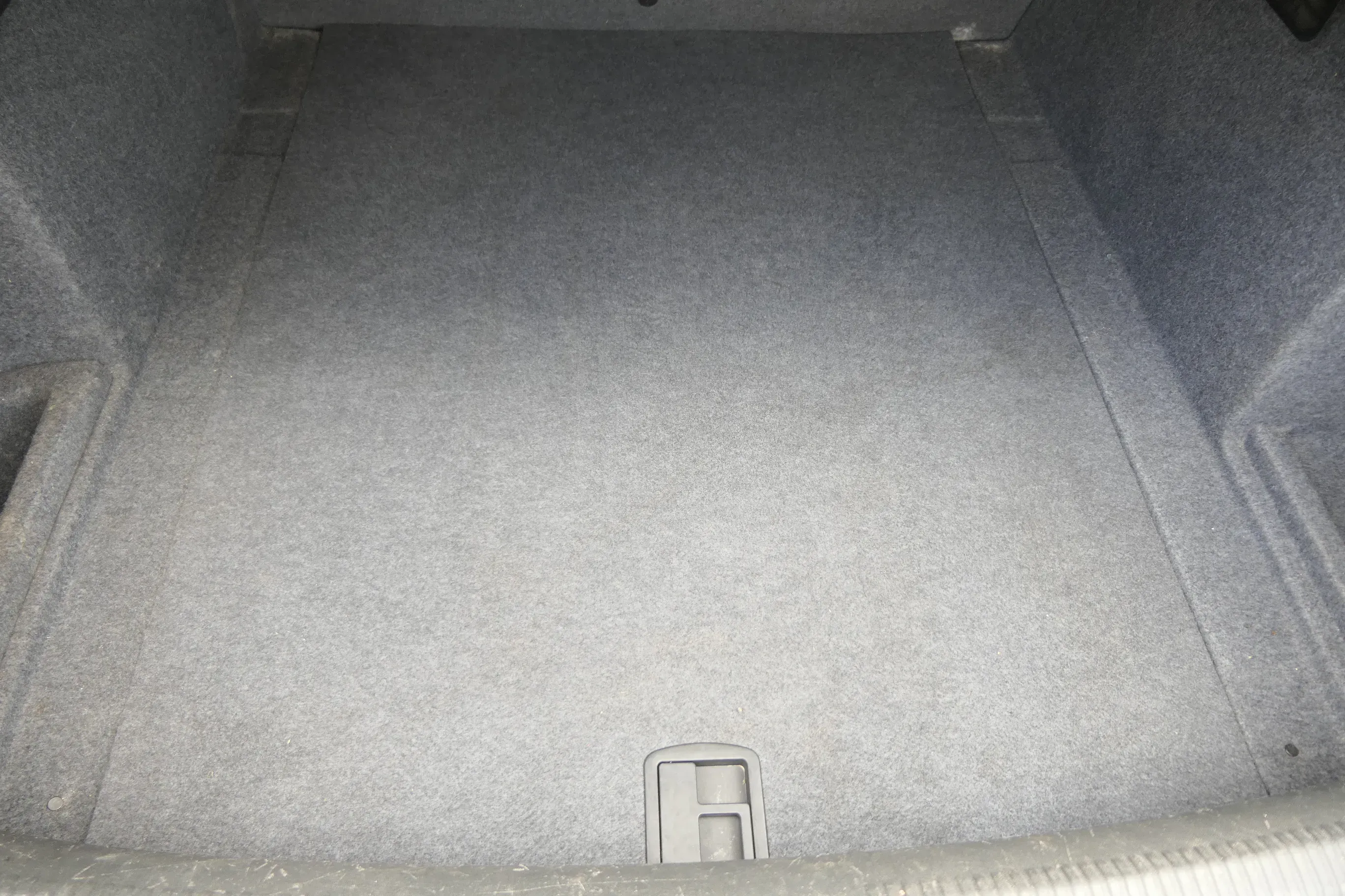 Audi A4 B6 8E Limousine Limo Verkleidung Teppich Kofferraum schwarz - Bild 1