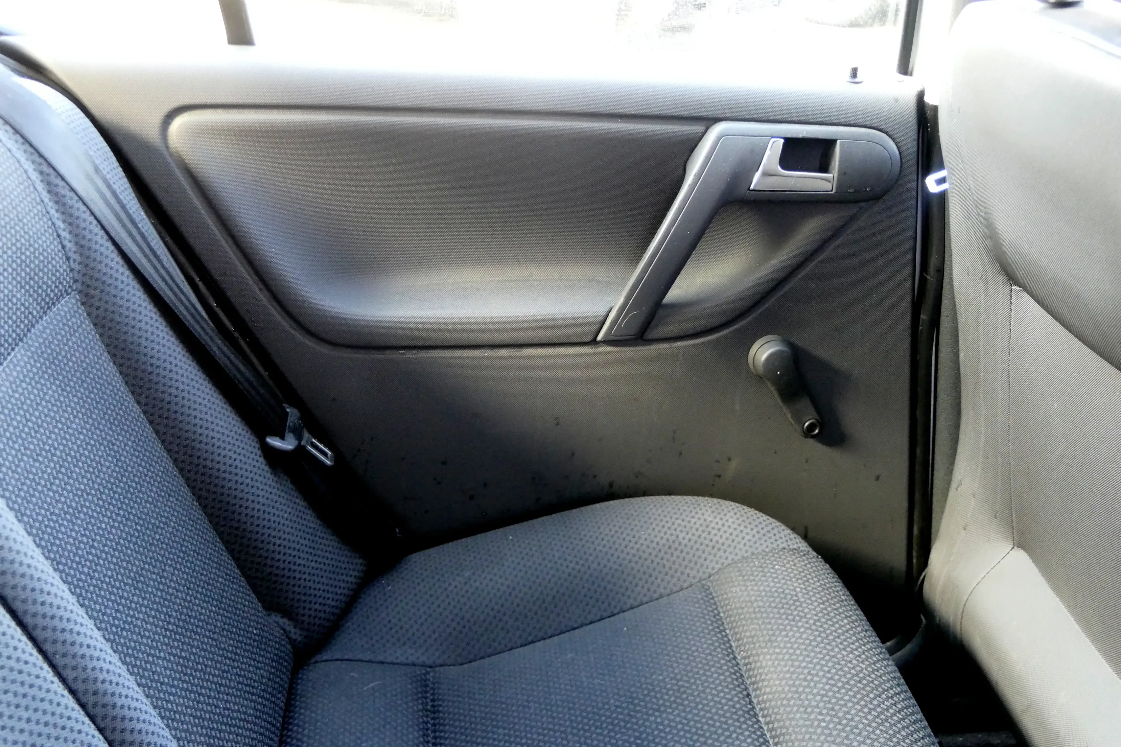 1x VW Polo 6N2 Türverkleidung Verkleidung Tür hinten links 4/5-Türer off-black - Bild 1