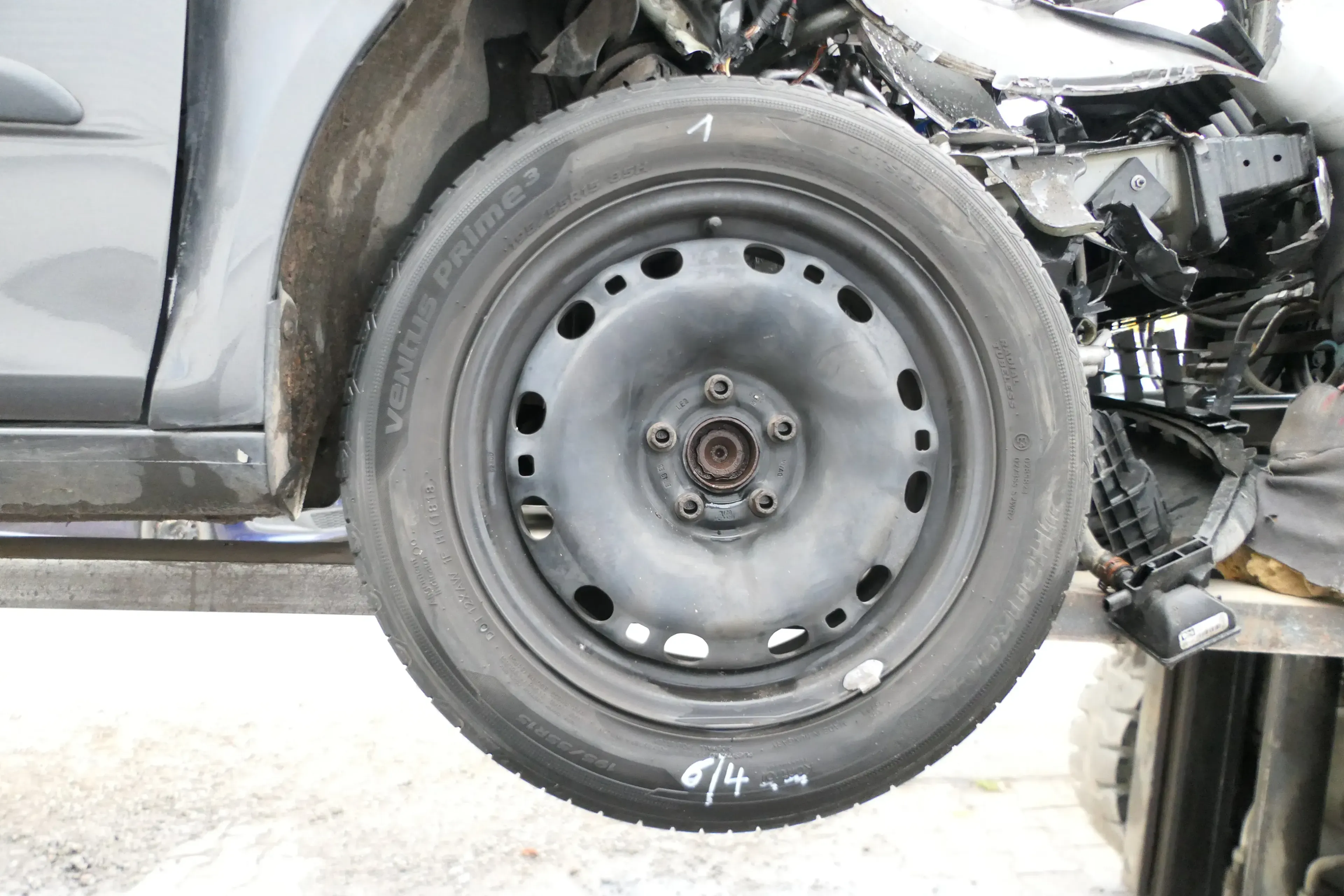 VW Polo 9N 6R Felgen Reifen 195/55 R15 85H Sommerreifen ca. 4-6mm - Bild 1
