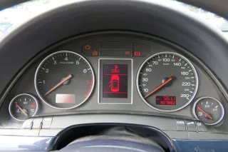 Audi A4 8E B6 Tacho Tachometer Kombiinstrument 8E0920900F 307.000KM Benziner ALT - Bild 1