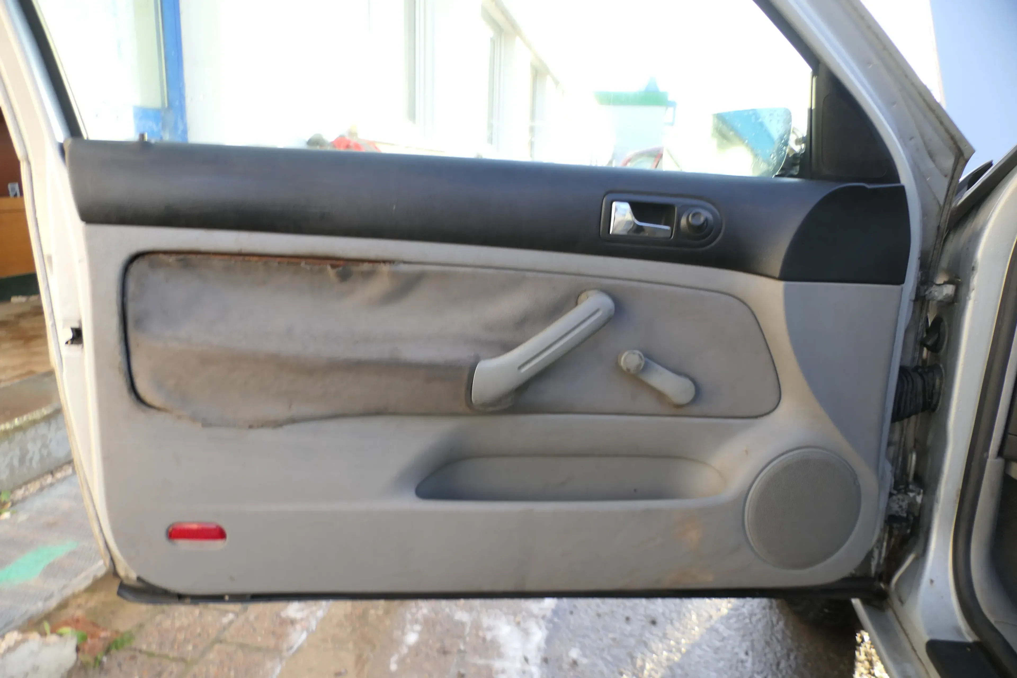 1x VW Golf 4 Türverkleidung Verkleidung Tür vorne links grau 2/3-Türer - Bild 1