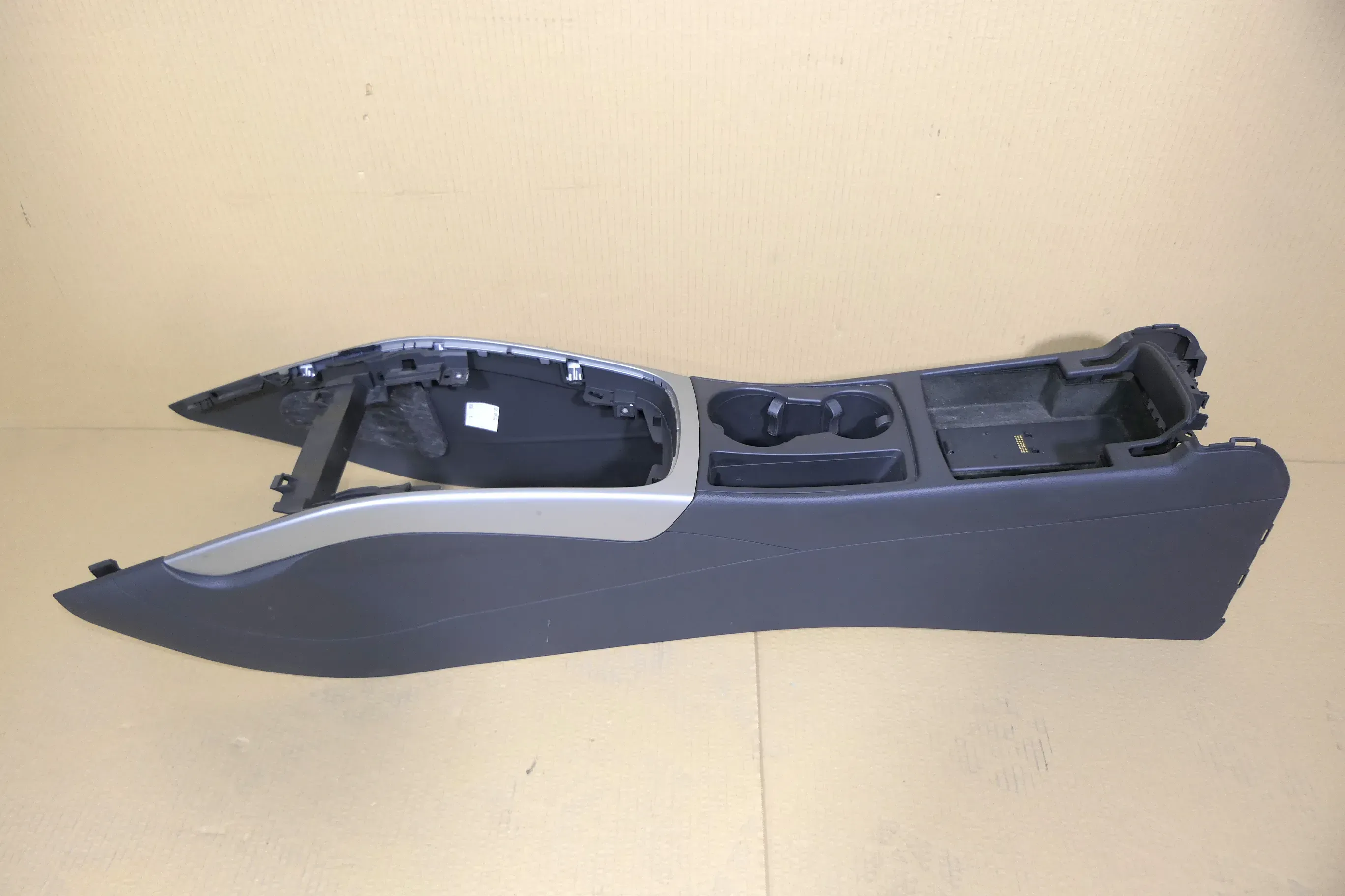 Audi A4 8K B8 Mitteltunnel hinten Verkleidung um Handbremse titanschwarz schwarz - Bild 1